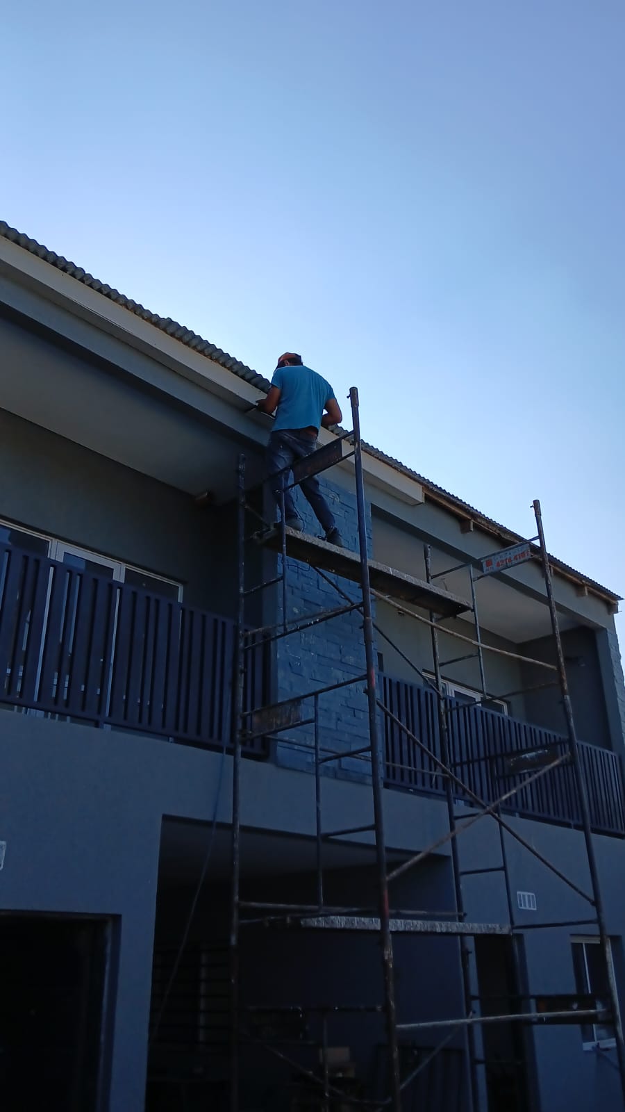Trabajador de DS Construcciones en obra