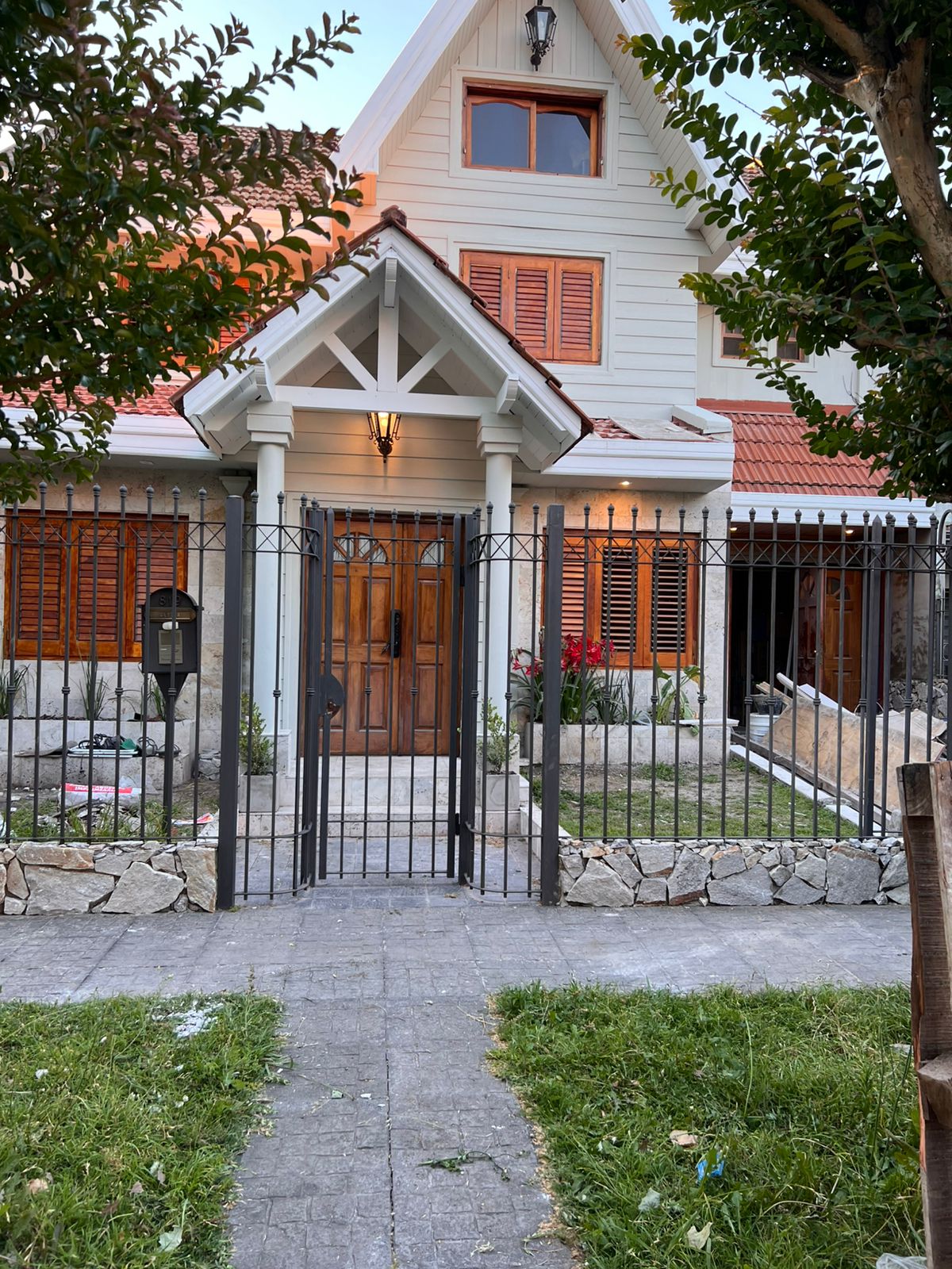 Casa con frente de piedra y madera
