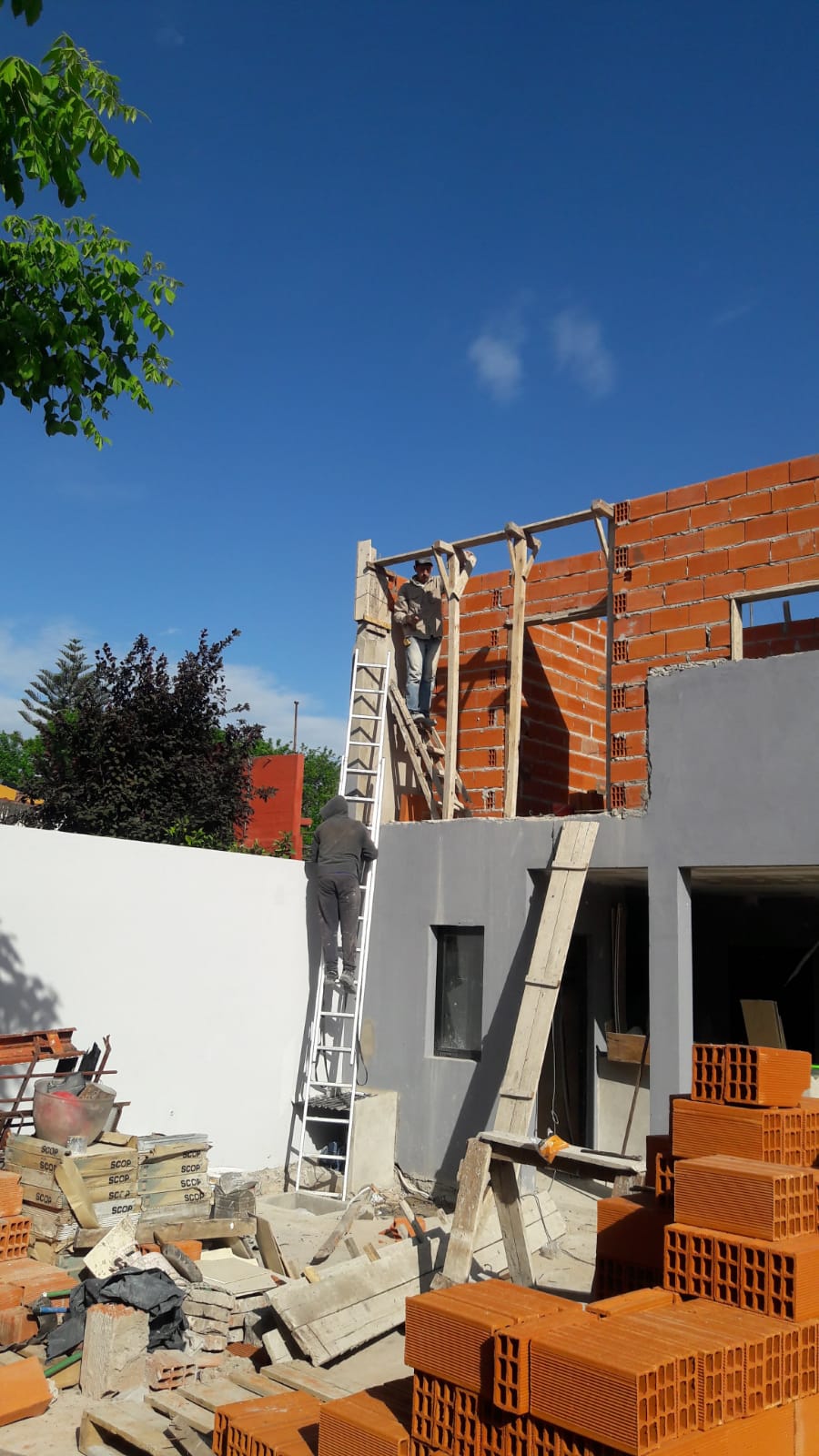 Obra en construcción con albañilería