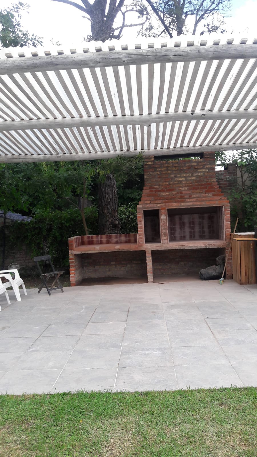 Parrilla y pergolado de ladrillo